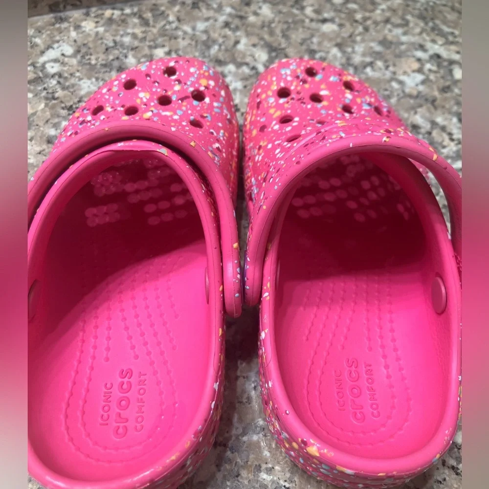 Toddler Pink Crocs with Multicolor Paint Splatter Design, Size:9, EUC - Picture 4 of 8